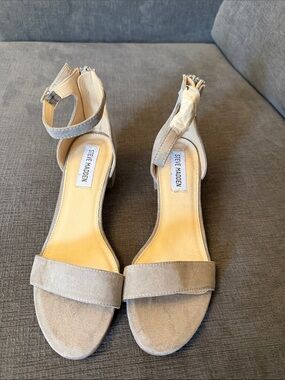 NWOT Steve Madden Beige Suede Ankle-Strap Block Heel Sandals